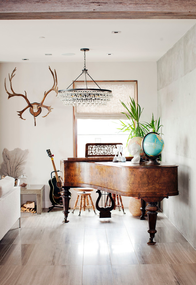 Modelo de sala de estar con rincón musical ecléctica grande sin chimenea con suelo de madera clara, paredes beige y suelo marrón