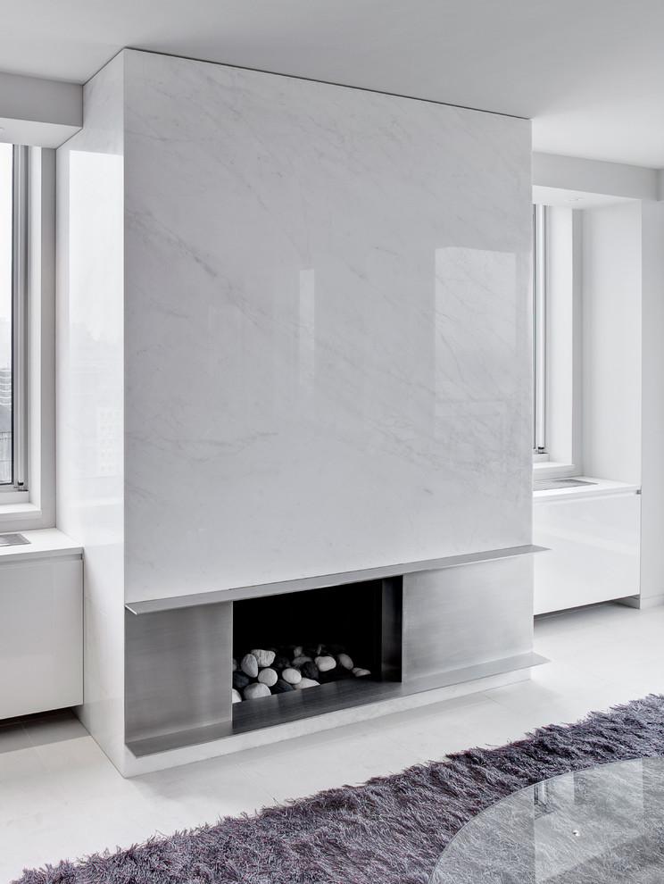 Mittelgroßes, Abgetrenntes Modernes Wohnzimmer mit weißer Wandfarbe, Porzellan-Bodenfliesen, Kamin, Kaminumrandung aus Stein, TV-Wand und weißem Boden in New York