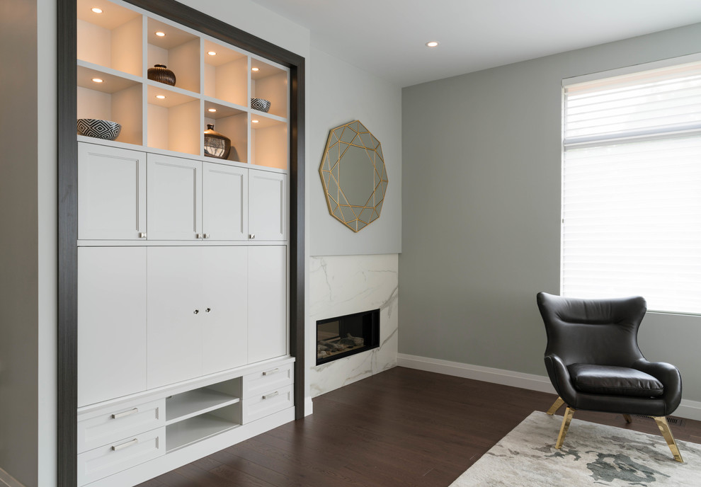 Modernes Wohnzimmer mit grauer Wandfarbe, dunklem Holzboden, Tunnelkamin und Multimediawand in Ottawa