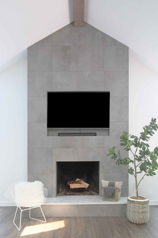 Großes, Offenes Wohnzimmer mit weißer Wandfarbe, Vinylboden, Kamin, Kaminumrandung aus Stein und TV-Wand in New York
