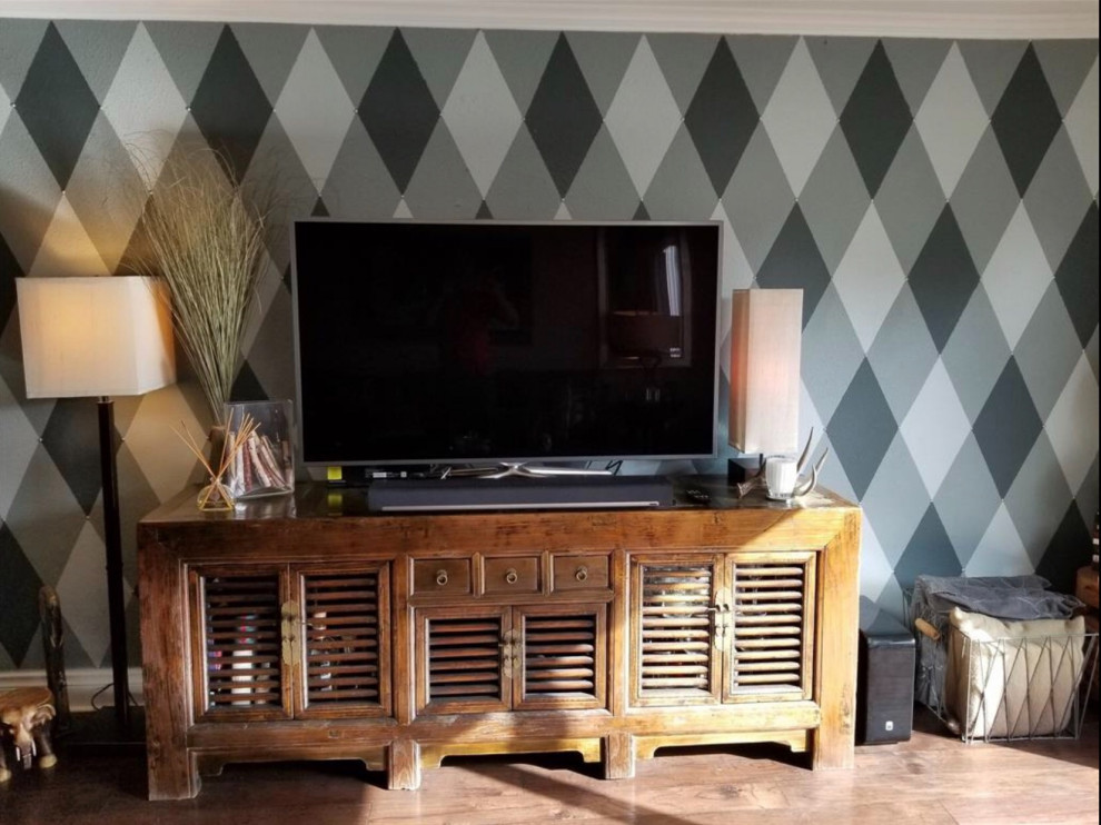 Свежая идея для дизайна: маленькая открытая гостиная комната в стиле неоклассика (современная классика) с синими стенами, темным паркетным полом, отдельно стоящим телевизором и коричневым полом для на участке и в саду - отличное фото интерьера