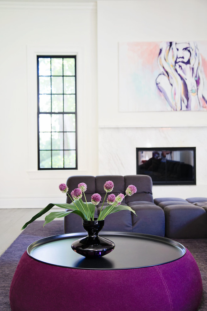 Ejemplo de sala de estar contemporánea con paredes blancas y suelo de madera clara