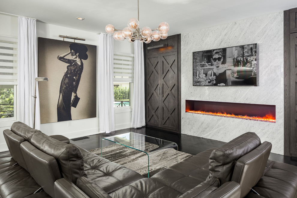 Пример оригинального дизайна: гостиная комната в современном стиле с белыми стенами, горизонтальным камином, фасадом камина из камня, телевизором на стене и черным полом