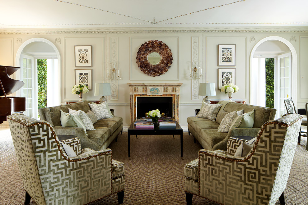 Großes, Fernseherloses, Abgetrenntes Klassisches Wohnzimmer mit beiger Wandfarbe, Teppichboden, Kamin, Kaminumrandung aus Stein und braunem Boden in New York