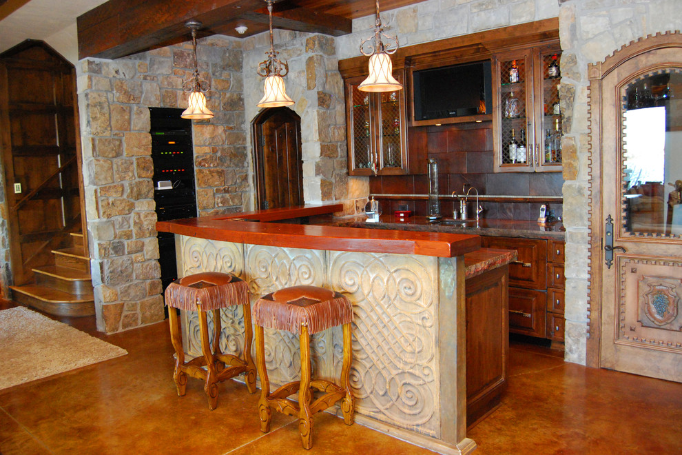 Bild på ett stort rustikt allrum med öppen planlösning, med en hemmabar, beige väggar, mellanmörkt trägolv och en väggmonterad TV