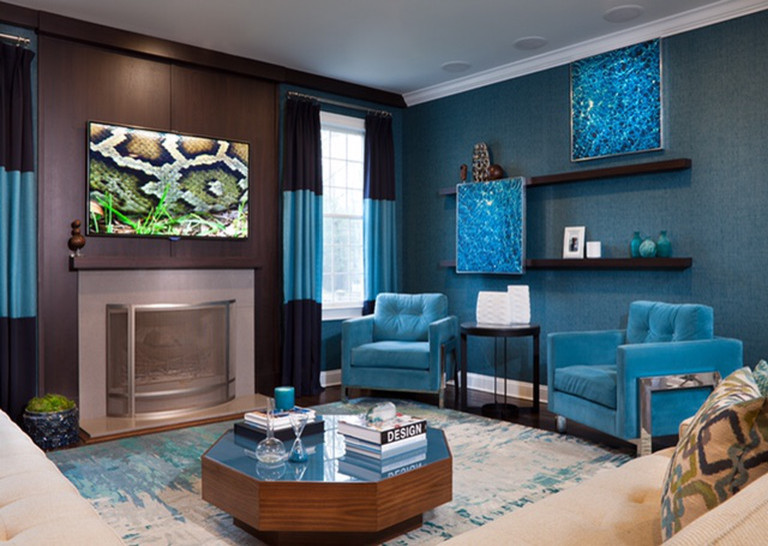 Immagine di un soggiorno minimalista di medie dimensioni e aperto con pareti blu, parquet scuro, camino classico, cornice del camino in legno, TV a parete e pavimento marrone