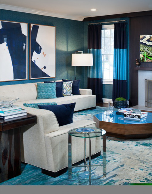 Esempio di un soggiorno moderno di medie dimensioni e aperto con pareti blu, parquet scuro, camino classico, cornice del camino in legno, TV a parete e pavimento marrone