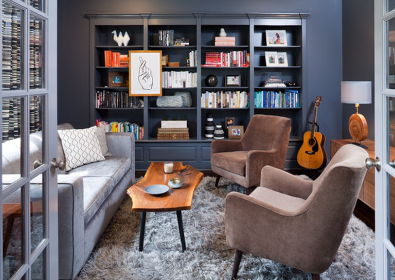 Foto di un soggiorno moderno di medie dimensioni e chiuso con libreria, pareti grigie, parquet scuro, TV a parete, pavimento marrone e tappeto
