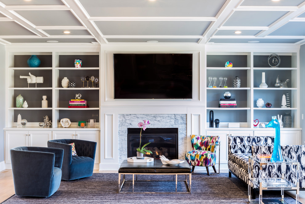Идея дизайна: большая открытая гостиная комната в стиле неоклассика (современная классика) с серыми стенами, светлым паркетным полом, стандартным камином, телевизором на стене, фасадом камина из камня, коричневым полом и ковром на полу