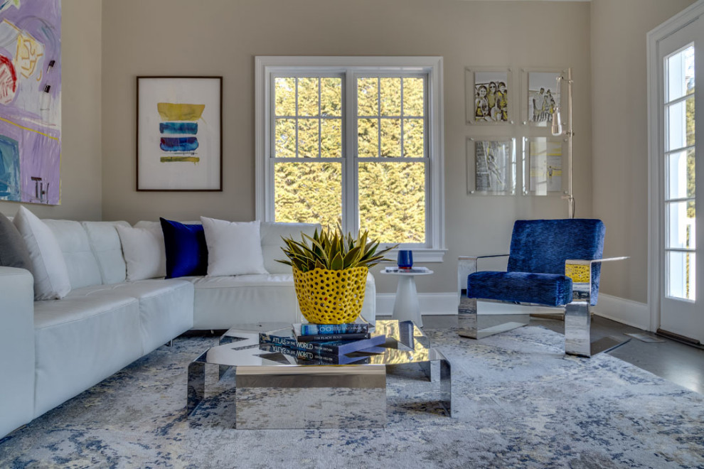 Immagine di un soggiorno minimalista di medie dimensioni e aperto con pareti beige, pavimento in legno massello medio, nessun camino e nessuna TV