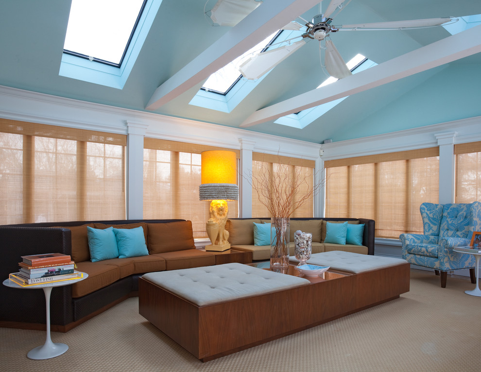 Modelo de sala de estar abierta retro grande con paredes azules y moqueta