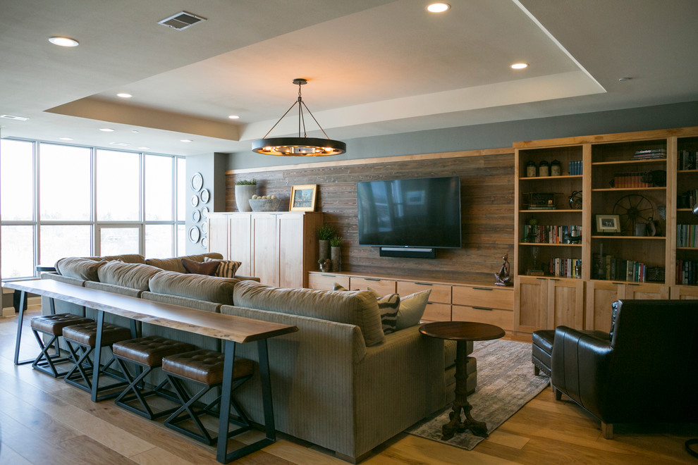 Foto de sala de estar tipo loft rústica de tamaño medio con paredes grises, pared multimedia y suelo beige