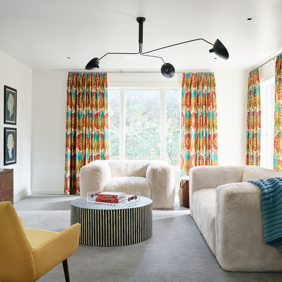 Modelo de sala de estar contemporánea con paredes blancas y moqueta