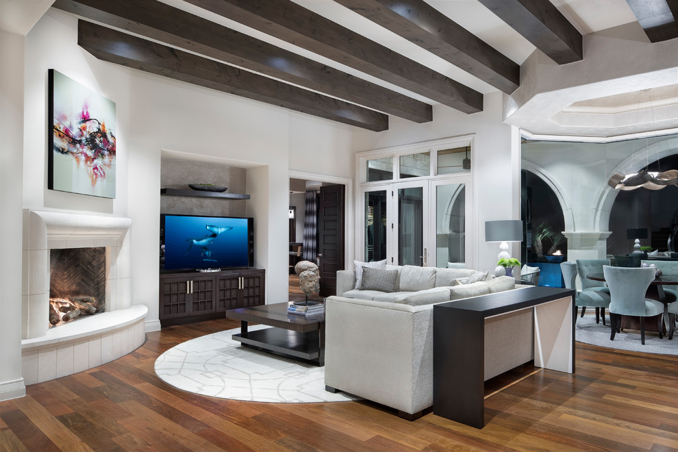 Пример оригинального дизайна: большая открытая гостиная комната в стиле неоклассика (современная классика) с отдельно стоящим телевизором