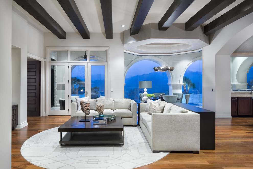Foto de sala de estar abierta clásica renovada grande con paredes blancas, suelo de madera en tonos medios y suelo marrón