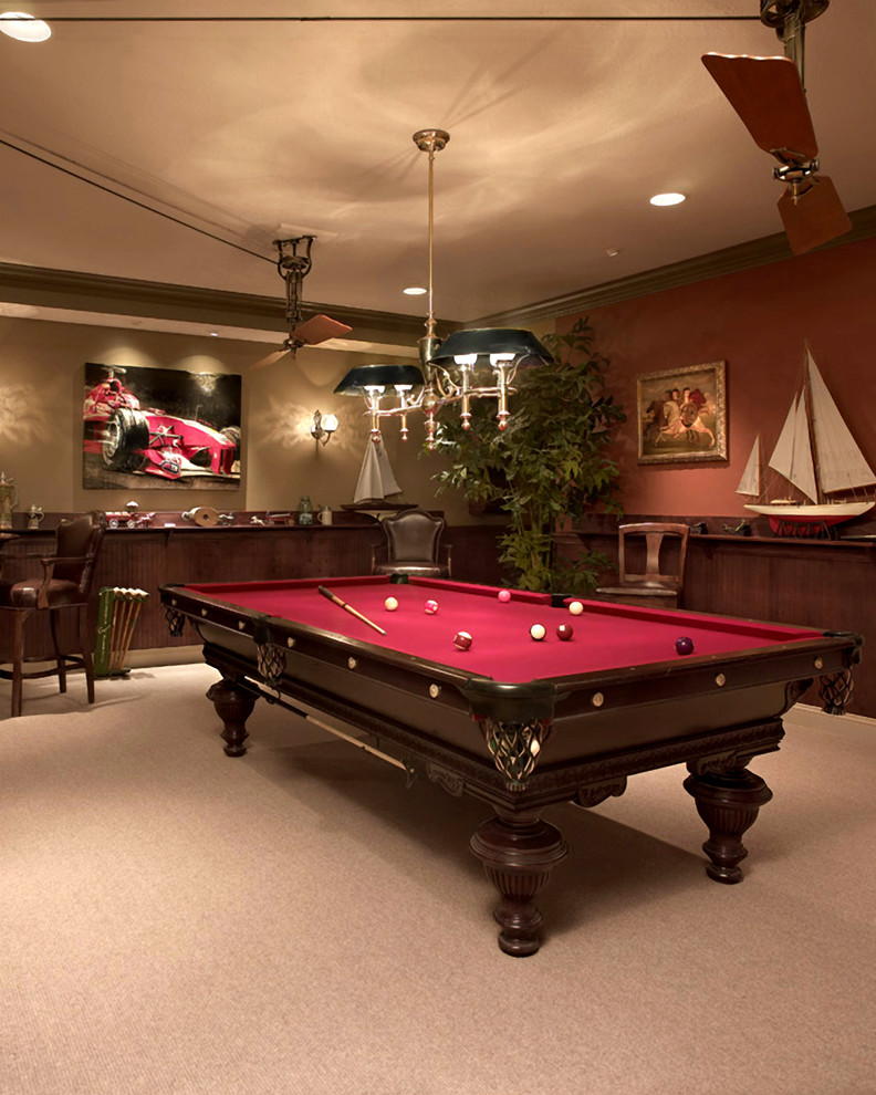 На фото: большая комната для игр в классическом стиле с красными стенами и ковровым покрытием с