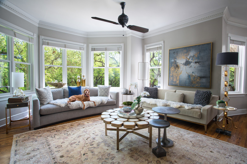 Offenes Klassisches Wohnzimmer mit grauer Wandfarbe, dunklem Holzboden und braunem Boden in Austin
