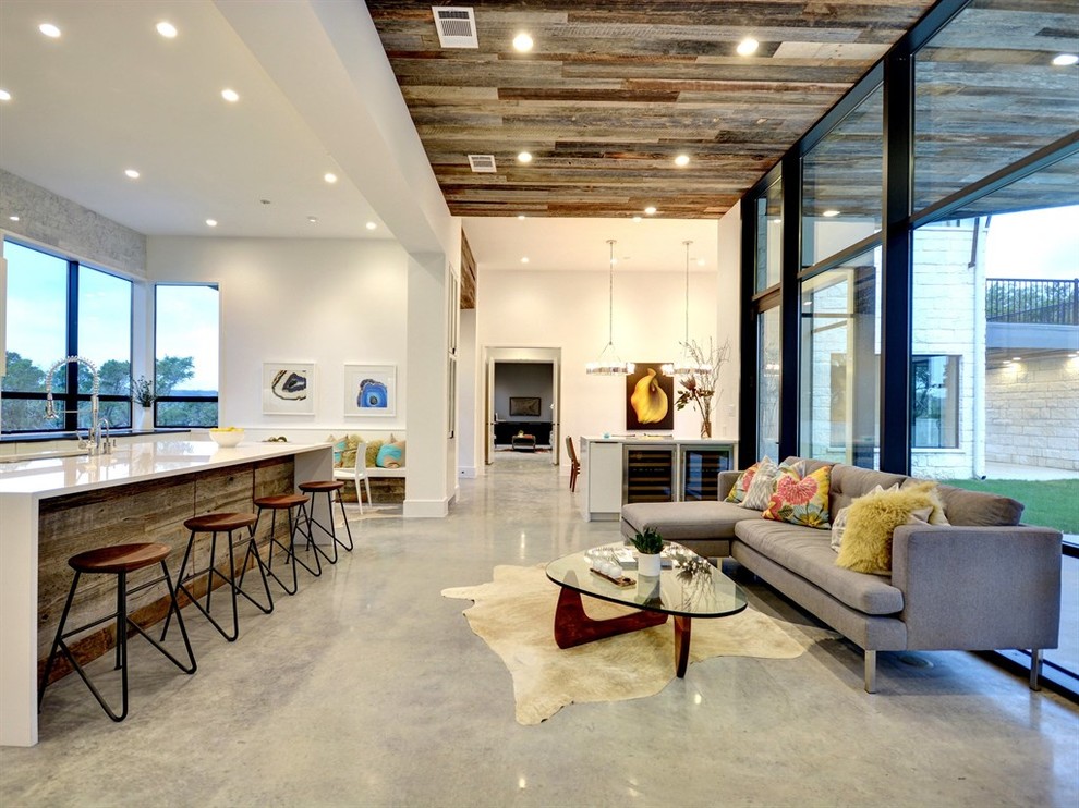 Свежая идея для дизайна: открытая гостиная комната среднего размера в стиле фьюжн с белыми стенами и бетонным полом без камина, телевизора - отличное фото интерьера