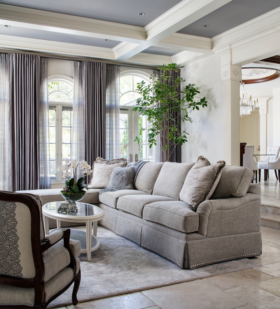 Imagen de sala de estar abierta tradicional renovada de tamaño medio sin chimenea y televisor con paredes blancas y suelo de baldosas de cerámica