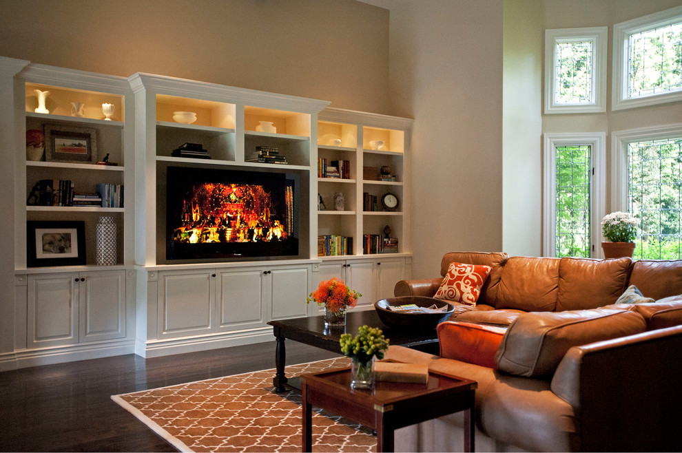 Ejemplo de sala de estar clásica extra grande con paredes beige, suelo de madera oscura y pared multimedia
