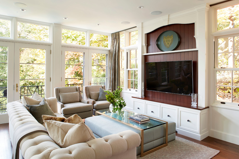 Ejemplo de sala de estar clásica con suelo de madera en tonos medios y televisor colgado en la pared