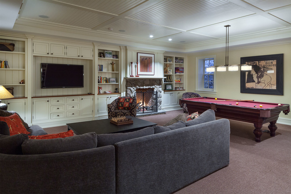 Großer, Abgetrennter Klassischer Hobbyraum mit beiger Wandfarbe, Teppichboden und TV-Wand in Boston