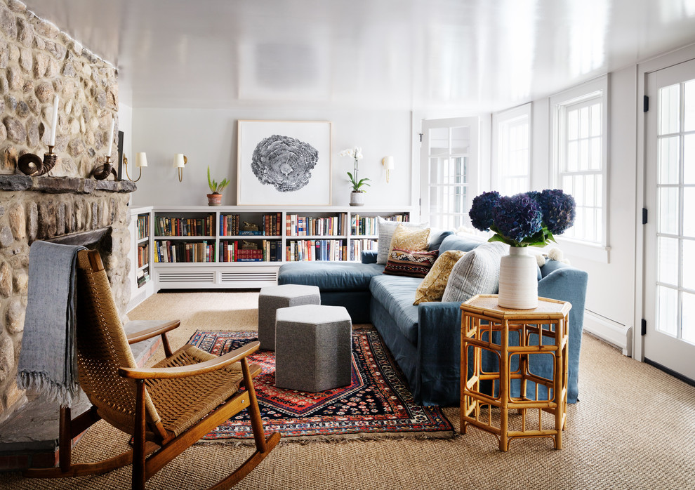 Foto de sala de estar con biblioteca clásica sin televisor con paredes blancas, moqueta, todas las chimeneas, marco de chimenea de piedra y suelo beige