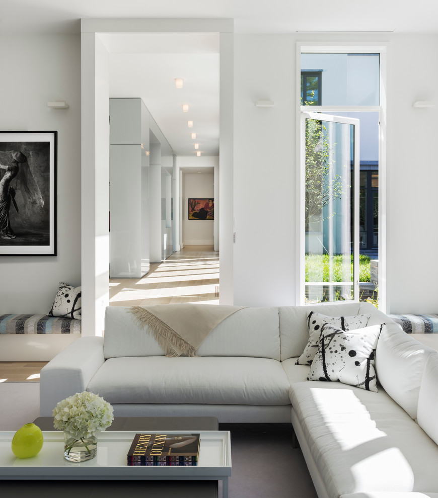 На фото: большая изолированная гостиная комната в стиле модернизм с белыми стенами и светлым паркетным полом с