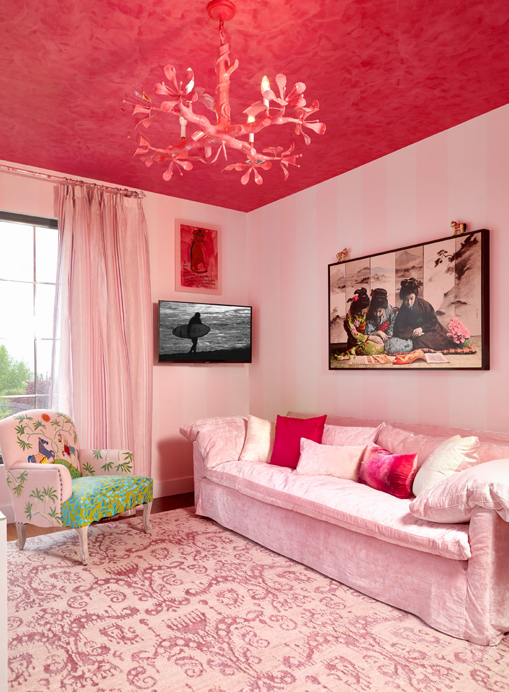 Diseño de sala de estar bohemia con paredes rosas y televisor colgado en la pared