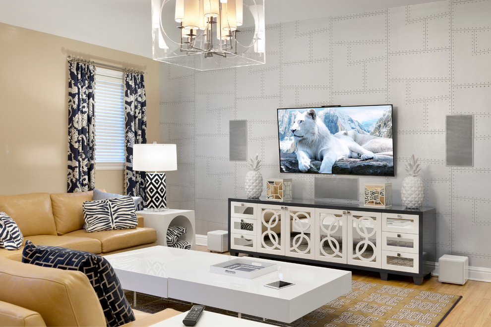 Diseño de sala de estar abierta clásica renovada grande sin chimenea con paredes beige, suelo de madera clara, televisor colgado en la pared y suelo beige