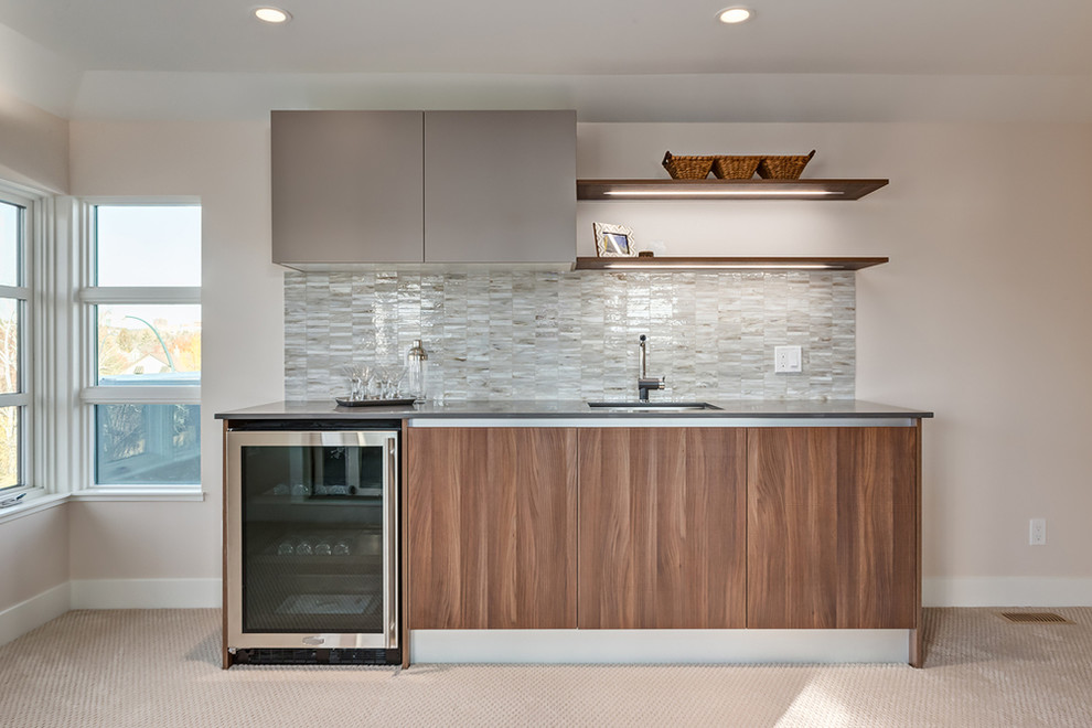 Kleines, Fernseherloses Modernes Wohnzimmer im Loft-Stil mit Hausbar, beiger Wandfarbe und Teppichboden in Calgary