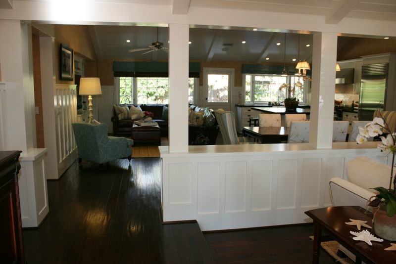 Immagine di un soggiorno stile americano di medie dimensioni e aperto con pareti beige, parquet scuro e TV nascosta
