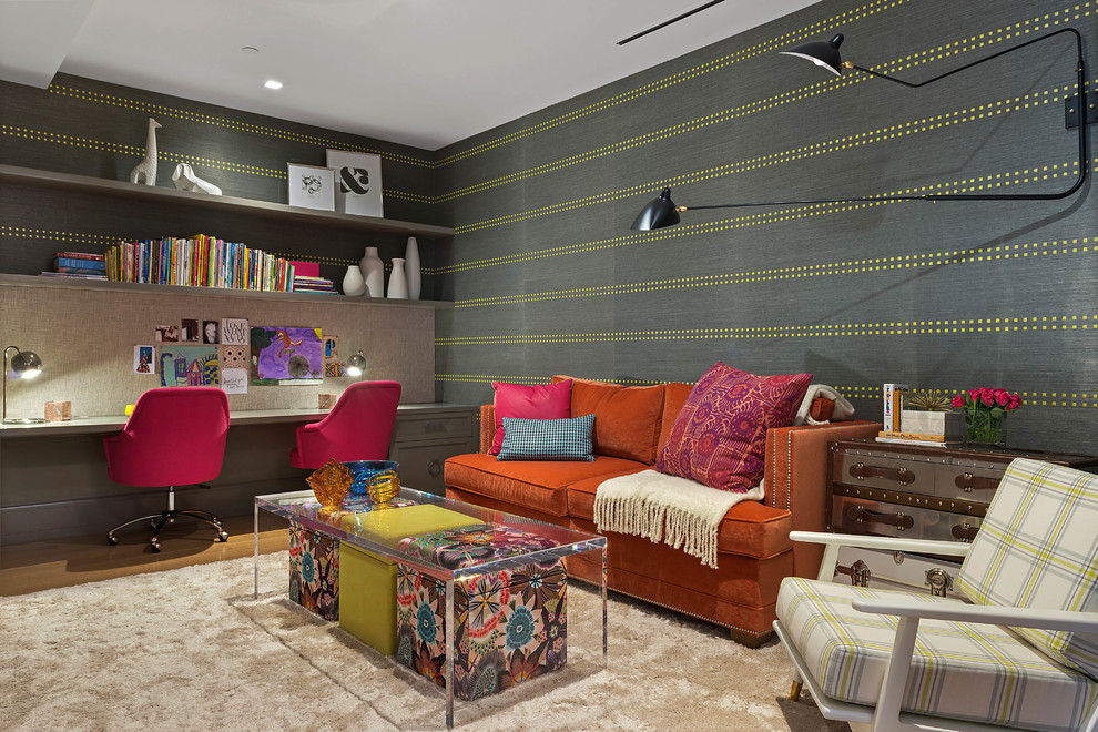 Esempio di un soggiorno minimalista di medie dimensioni e chiuso con sala giochi, pareti multicolore e TV a parete