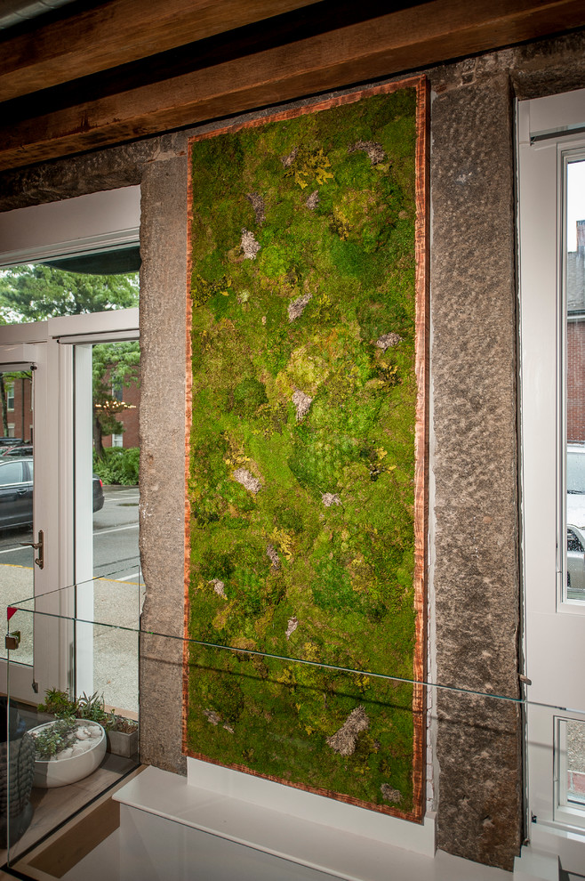 ボストンにある広いインダストリアルスタイルのおしゃれなファミリールーム (グレーの壁、淡色無垢フローリング、壁掛け型テレビ) の写真