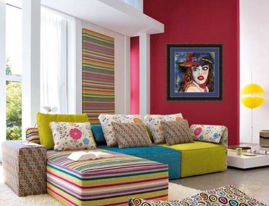 Imagen de sala de estar abierta bohemia de tamaño medio sin chimenea y televisor con paredes rojas y suelo de baldosas de cerámica
