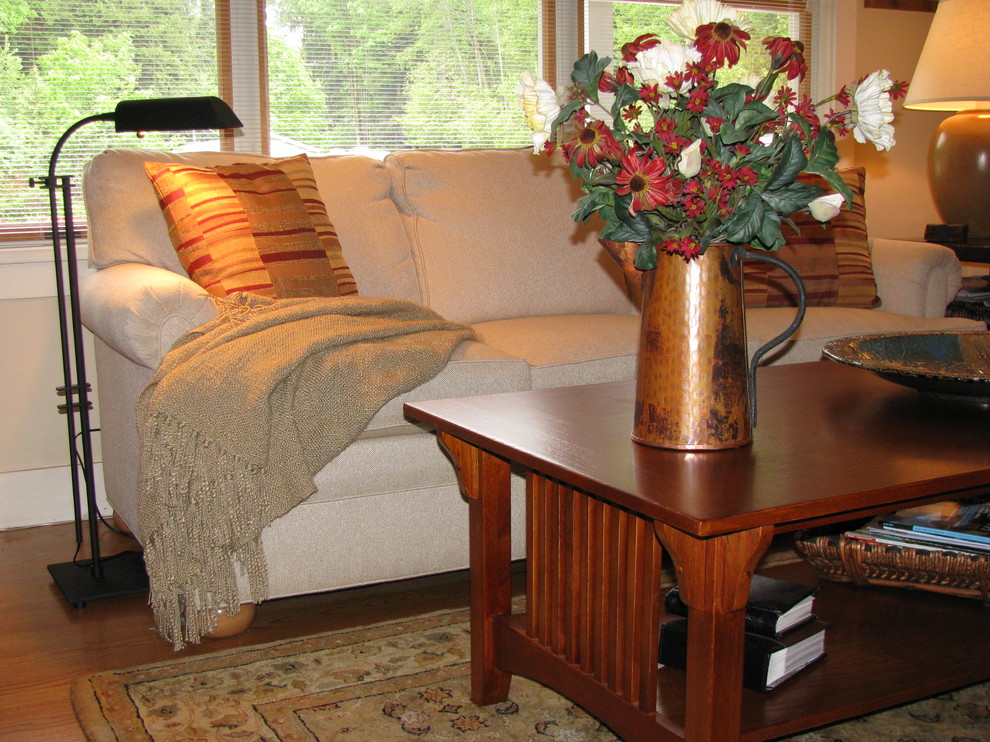 Imagen de sala de estar abierta clásica renovada de tamaño medio sin chimenea con paredes amarillas y suelo de madera clara