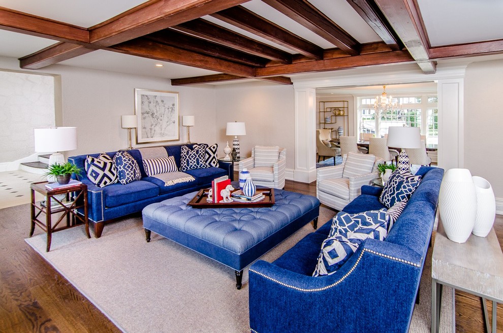 Ejemplo de sala de estar tradicional renovada con paredes beige, suelo de madera en tonos medios y suelo marrón