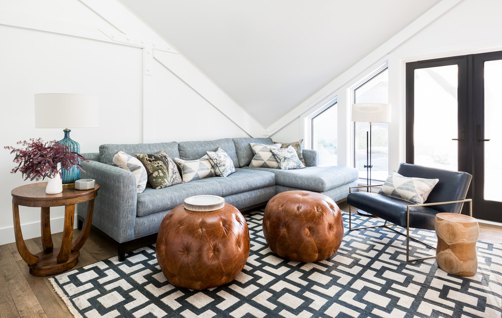 Maritimes Wohnzimmer mit weißer Wandfarbe und hellem Holzboden in Seattle