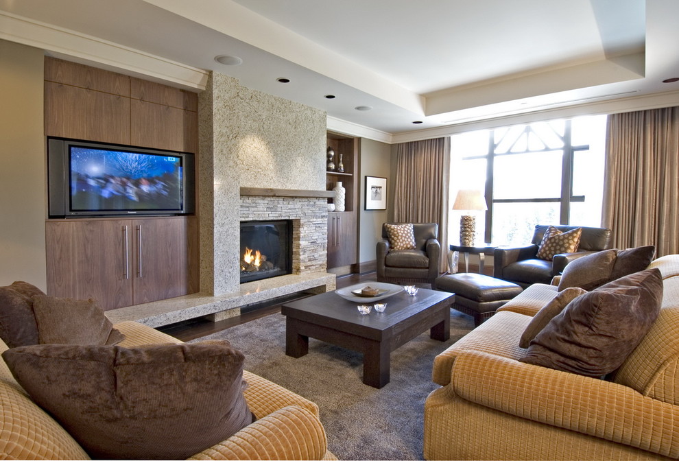 На фото: гостиная комната в современном стиле с фасадом камина из камня и ковром на полу с