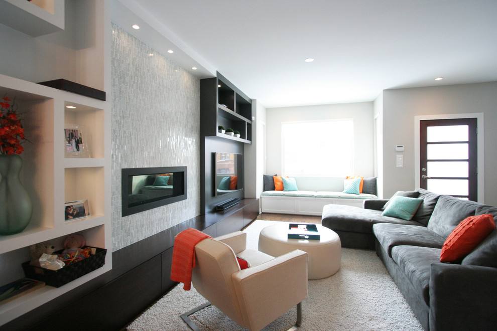 Стильный дизайн: открытая гостиная комната среднего размера в стиле модернизм с бежевыми стенами, темным паркетным полом, горизонтальным камином, фасадом камина из плитки и телевизором на стене - последний тренд