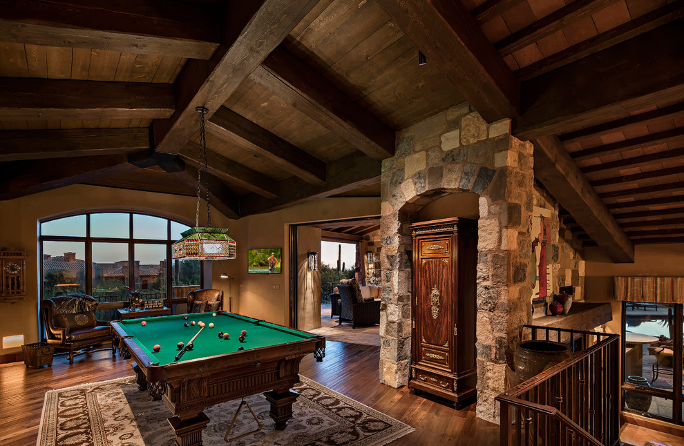 Diseño de sala de juegos en casa abierta de estilo americano con suelo de madera en tonos medios