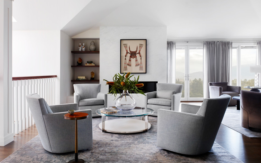 Idée de décoration pour une salle de séjour design ouverte avec un mur blanc, parquet foncé et un sol marron.