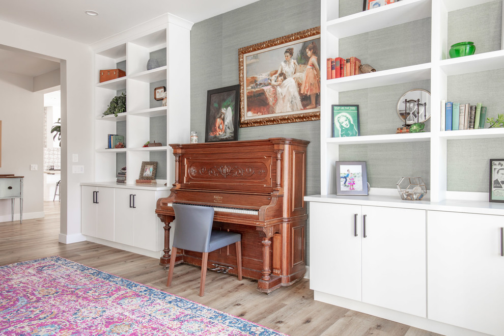 Diseño de sala de estar con rincón musical tradicional renovada grande sin chimenea con suelo de madera clara, suelo beige y paredes grises