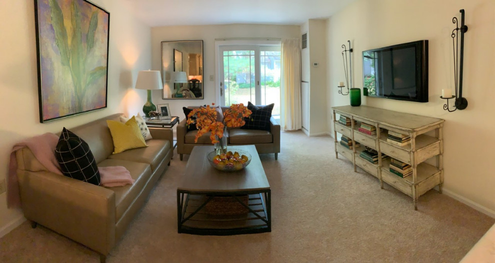 Foto di un piccolo soggiorno classico chiuso con pareti bianche, moquette, TV a parete e pavimento marrone