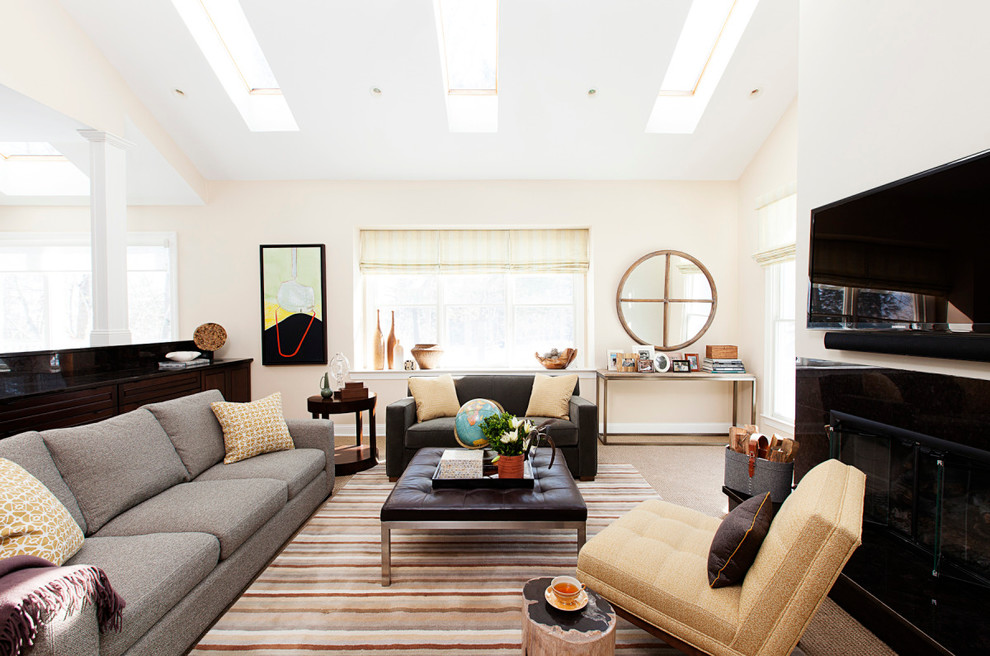 Foto di un grande soggiorno minimal aperto con pareti beige, moquette, TV a parete, camino classico e cornice del camino in pietra
