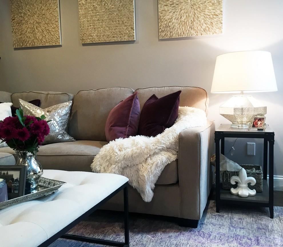 Mittelgroßes, Offenes Klassisches Wohnzimmer mit lila Wandfarbe, braunem Holzboden, Kamin, gefliester Kaminumrandung und freistehendem TV in New York