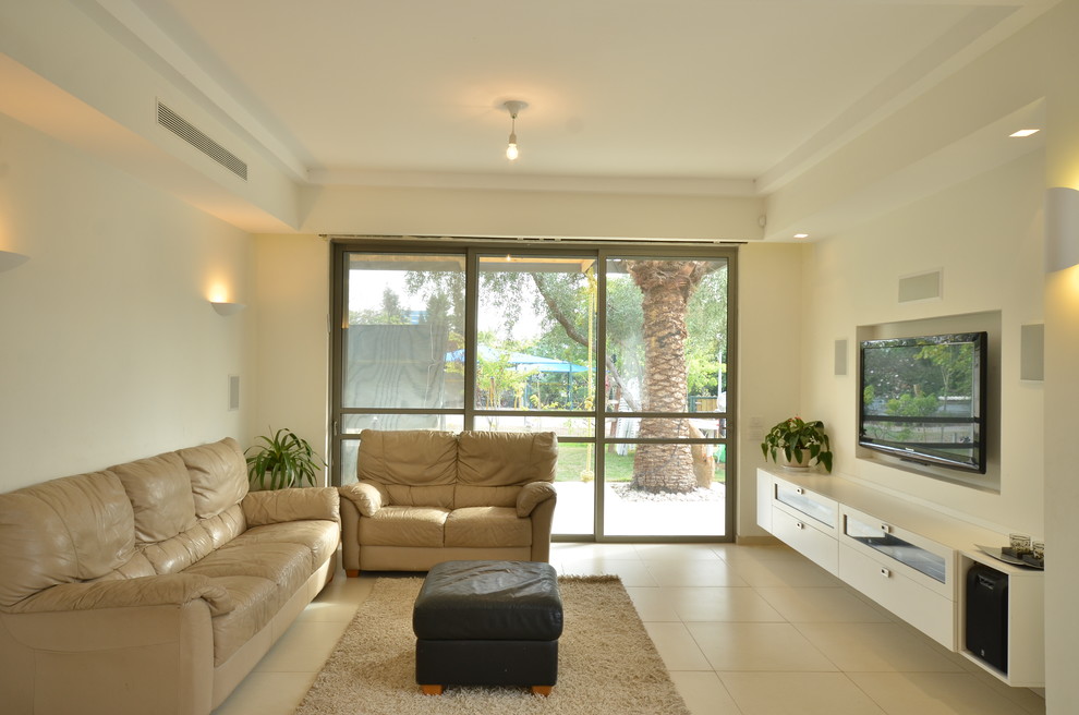 Idee per un soggiorno contemporaneo con pareti beige, TV a parete e tappeto