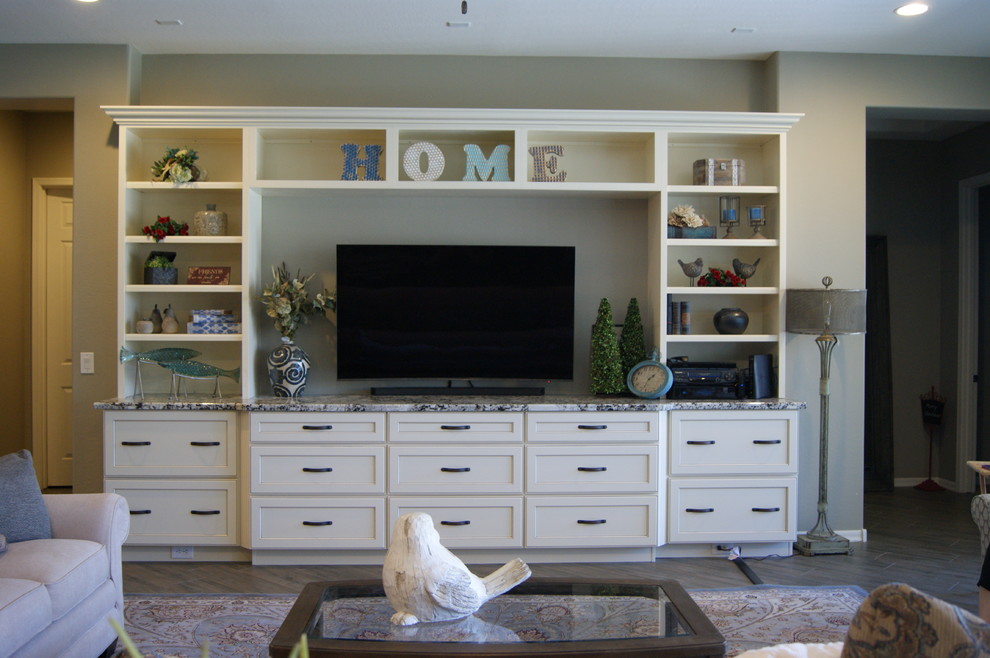 Mittelgroßes, Offenes Klassisches Wohnzimmer mit beiger Wandfarbe, Porzellan-Bodenfliesen, TV-Wand und braunem Boden in Phoenix
