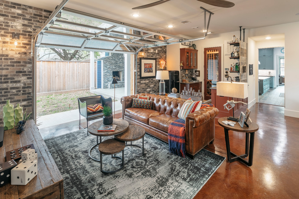 Diseño de sala de estar con barra de bar abierta tradicional renovada grande con suelo de cemento, suelo marrón y paredes marrones