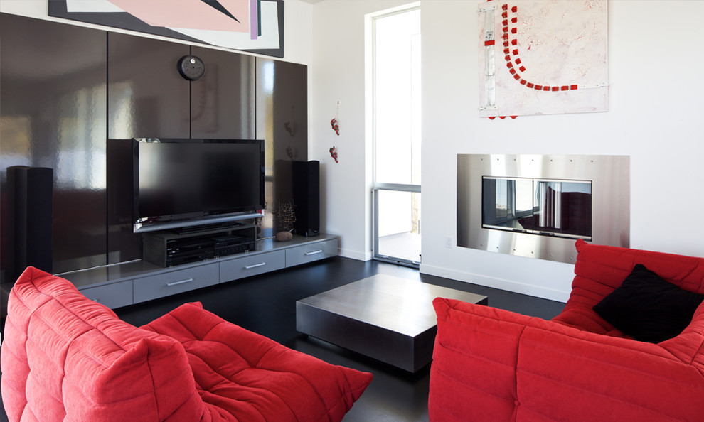 Идея дизайна: гостиная комната в современном стиле с белыми стенами, стандартным камином, фасадом камина из металла и отдельно стоящим телевизором